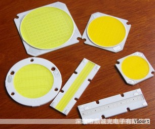 最近一周网络上出现了一则科技热议,称中国科学家提出了一种新型极深紫外光源产生原理,可能破解光刻机的核心难题,并有传言称雄安已在筹建光刻工厂。对此需要理性看待:新原理确有理论基础,但目前仍处于原理验证阶段,距离用于商用光刻机至少还需要较长时间。相关论文及进展在学术圈有讨论,但并不存在“马上就能落地”的情况,也不存在已落成的工厂可供实证的证据。 最近一周网络上出现了一则科技热议,称中国科学家提出了一种新型极深紫外光源产生原理,可能破解光刻机的核心难题,并有传言称雄安已在筹建光刻工厂。对此需要理性看待:新原理确有理论基础,但目前仍处于原理验证阶段,距离用于商用光刻机至少还需要较长时间。相关论文及进展在学术圈有讨论,但并不存在“马上就能落地”的情况,也不存在已落成的工厂可供实证的证据。